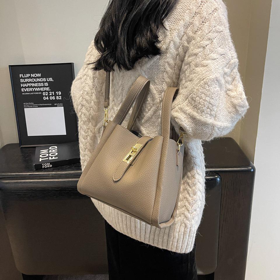 Women's Retro Fashion Bucket Bag - 2025 Autumn/Winter Vegetable Basket Handbag & High-End Niche Messenger Bag