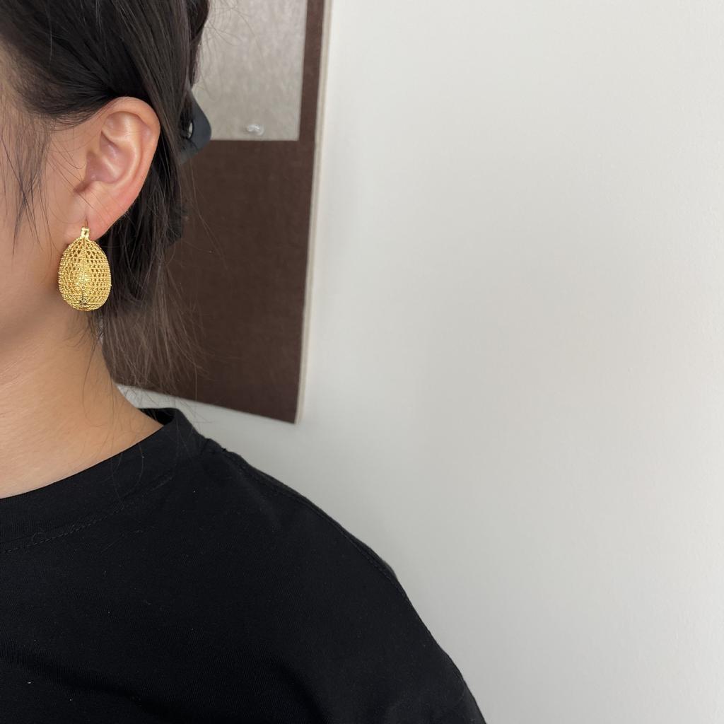 Three-dimensional hollow woven spherical earrings, ear buckles, light luxury, cold and fashionable, exquisite high-end personalized earrings