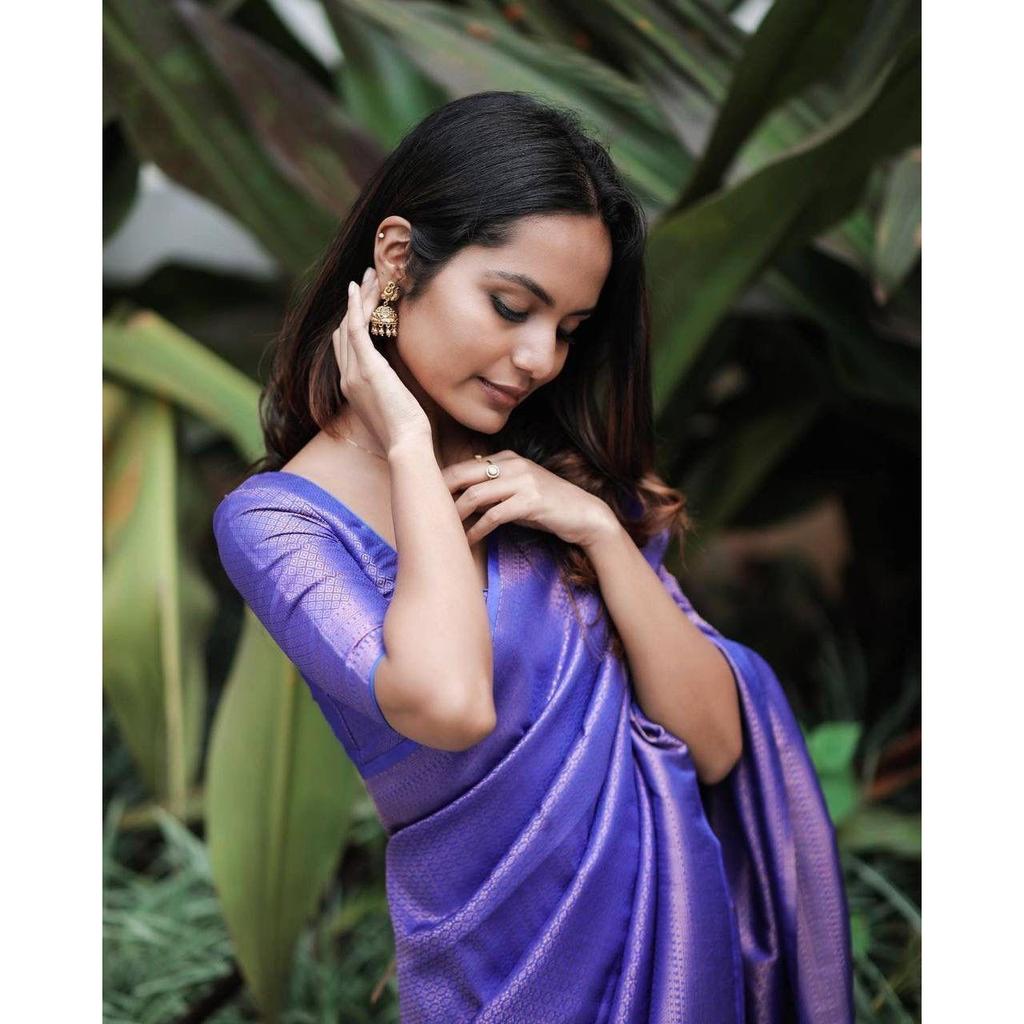 This beautiful saree is elegantly decorated with gorgeous Solid Jacquard weave that gives a perfect look to the outfit.