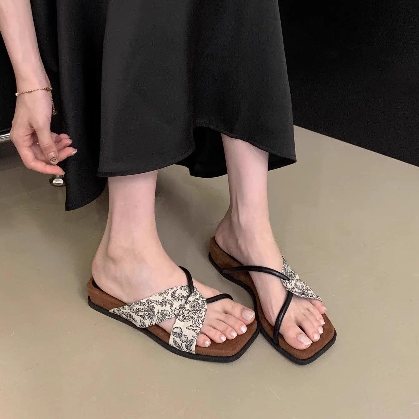 

Thick-soled cross-strapped square-headed open-toed cool slippers for women to wear beautiful sandals with skirts, and one-word slippers with wedges. 40 чорний