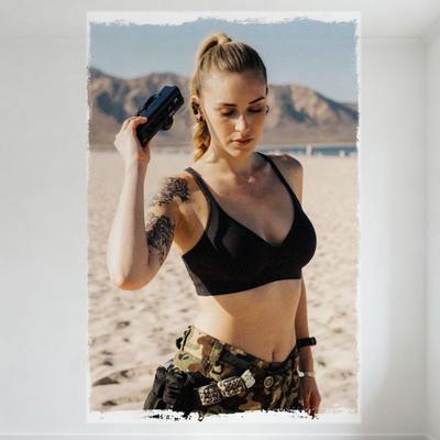 Sexy Frau mit hohem Pferdeschwanz und Waffe am Strand Blechschild Vintage Metallposter für Bar Kneipe Zuhause Café Wanddekor 8x12 Zoll