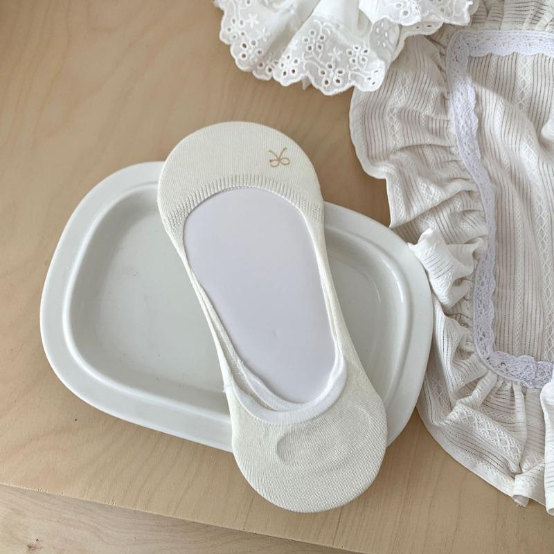 Ladies Spring and Summer Thin Pure Color Bow Shallow Mouth Boneless Breathable Non Slip Heel Invisible Socks