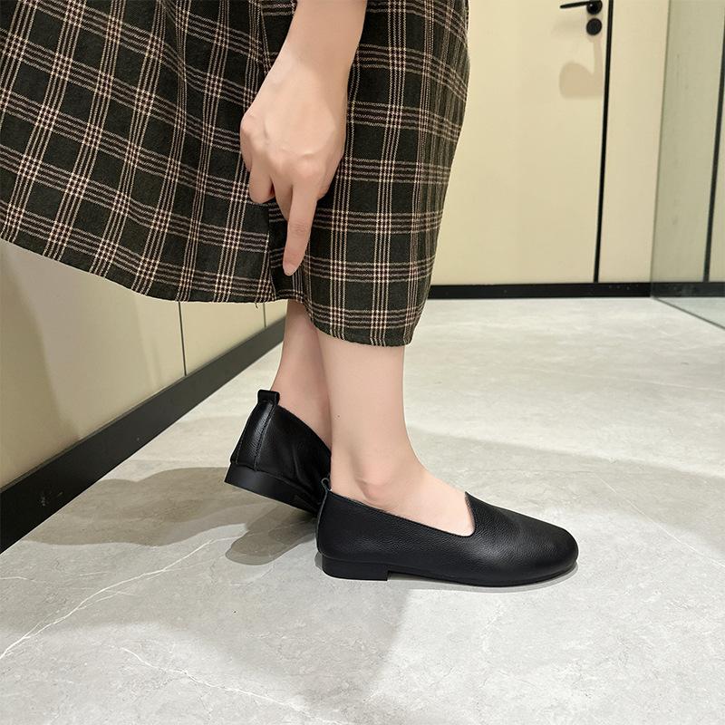 

The first layer of cowhide 2025 autumn Korean version of genuine leather mother shoes women s lazy grandma shoes women s casual loafers Doudou shoes 40