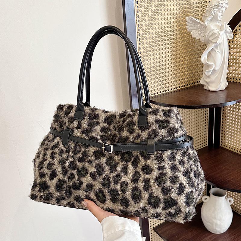 

Woolen bag women s large-capacity new autumn and winter shoulder handbag casual versatile commuter tote bag зелёный