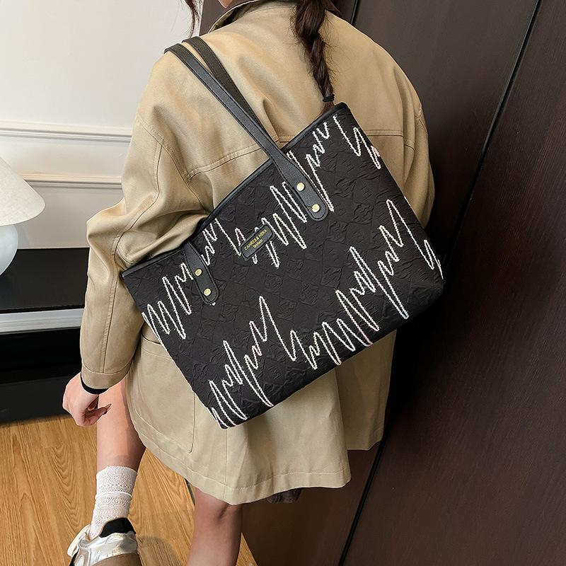Personalized bag women's large-capacity new autumn casual shoulder bag college students commuting tote bag