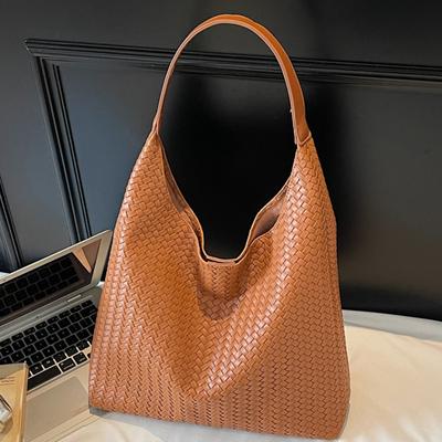 Retro Shoulder Bag Casual Soft Leather Underarm Bag and Popular Woven Commuter Handbag
