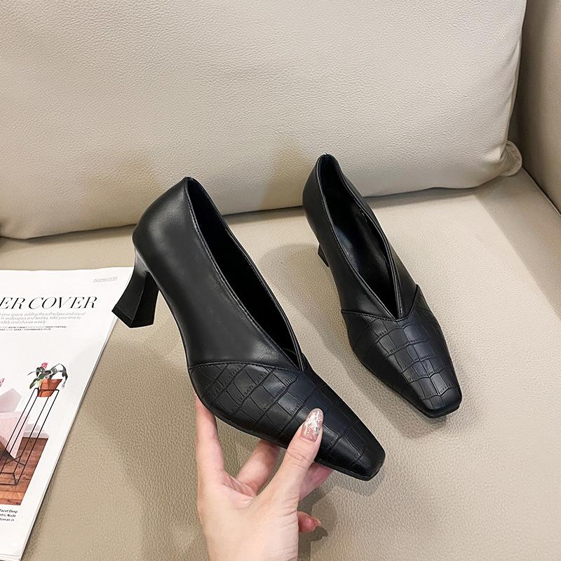 

Soft leather high heels do not grind feet retro thick heel square head v mouth single shoes women s 2025 new patent leather light mouth ladyshoes 35 чёрный