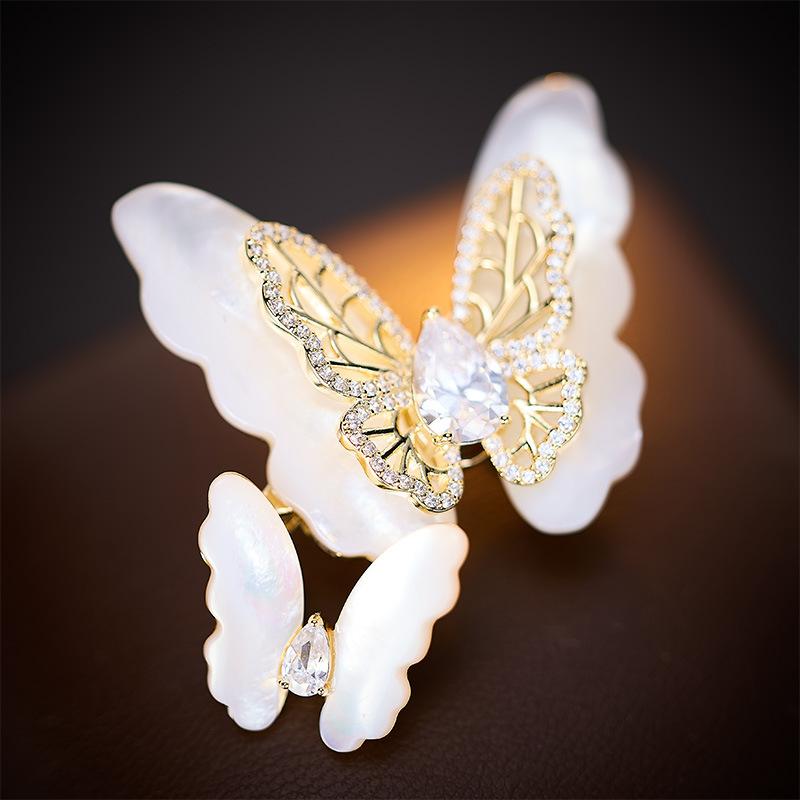 

Женская брошь в элегантном дизайне «легкая роскошь», с микроинкрустацией цирконами, в виде бабочки, модная и универсальная брошь нишевого дизайна