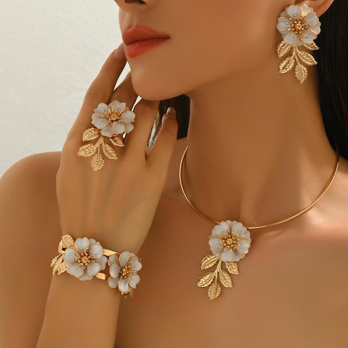 

Модные украшения для женщин золотой