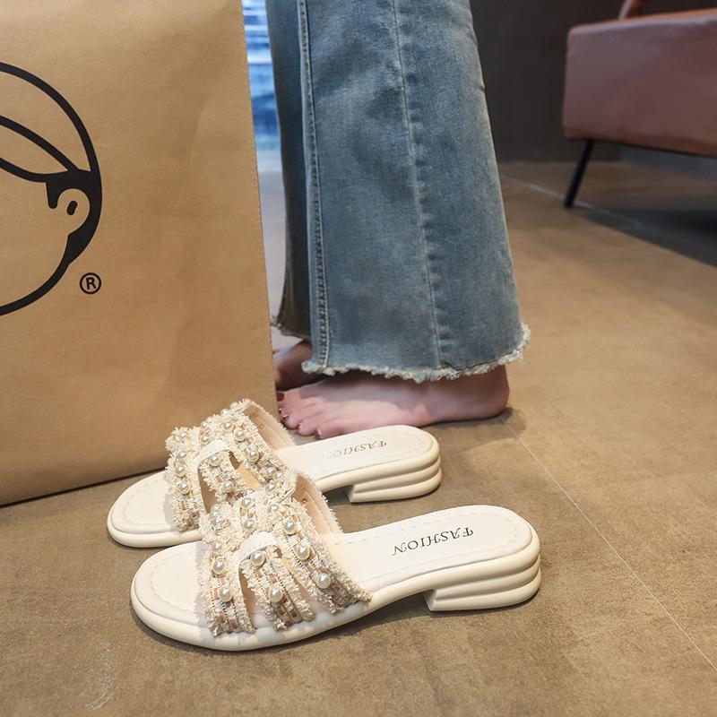 French Flat-bottomed Pearl Slippers for Women's Summer Wear 2025 New Xiaoxiangfeng Fashion Soft-bottomed Breathable Beach Cool Slippers