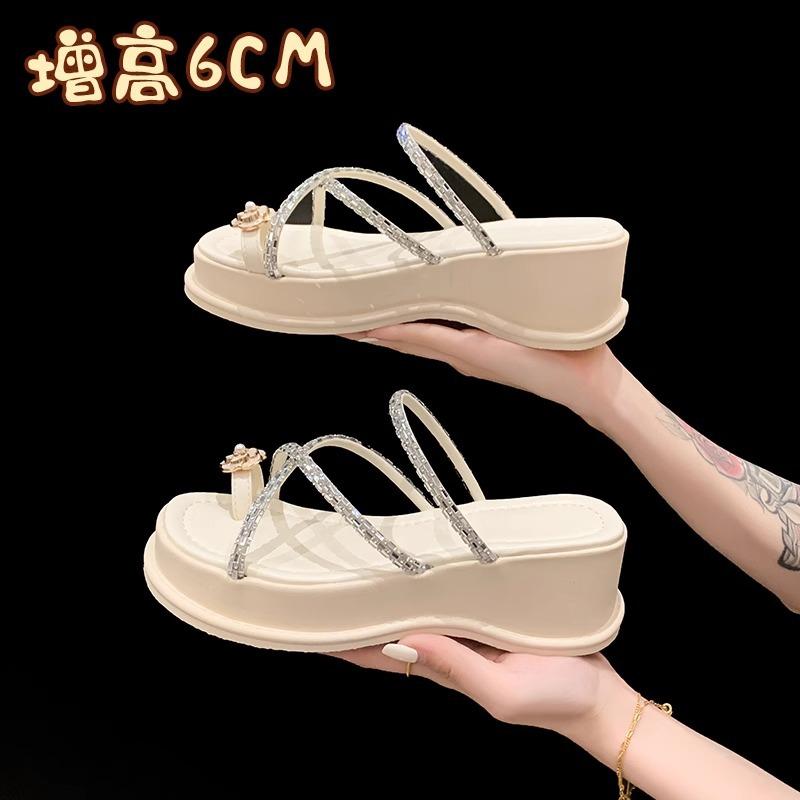 Sandalen Hausschuhe Damen 2025 Sommer neu Außen tragen Kneifüße Fett breiter Satz Zehen Französisch Römisch Strand dicker Boden Keilsandalen