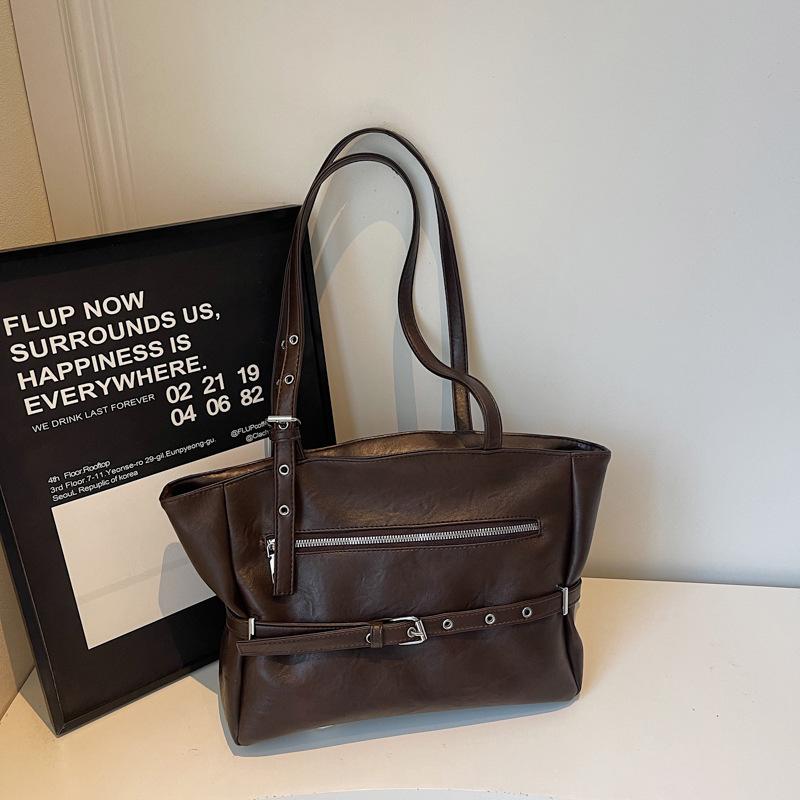 Fashion women s armpit bag women s winter sweet and cool locomotive bag high value simple shoulder bag темно-коричневого