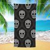 Ein einzelnes Mikrofaser-Strandtuch mit einem gotischen Totenkopf-Design: Modisch und perfekt für den Sommergenuss! Schick Und Hoch