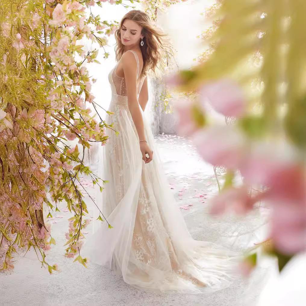 New European and American Wedding Dress Wish Sexy, Fashionable V-neck Sleeveless Lace Wedding Dress