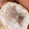 1 Stück Büro-Ornament Anhänger Natürliche Kristall Geode/Höhle Geschenke Für Kinder Schreibtischdekoration Roher Rohstein Mineralienprobe