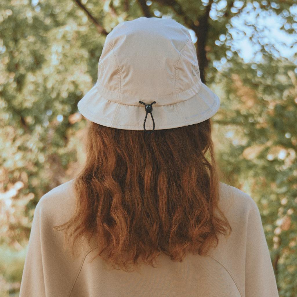CHALLENGER Women'S Metallic Logo Point Slit Shape Adjustable String Bucket Hat Beige