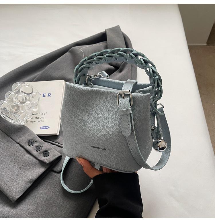 2025 New Bucket Bag Woven Handbag Women's High-end Fashion Vegetable Basket Bag Single Shoulder Messenger Bag Small Bag