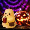Niedliche Gespensterlampe Harzgespenst mit Tasse Nachtlicht Halloween Schreibtischdeko für Schlafzimmer Wohnzimmer Innenraumdekoration