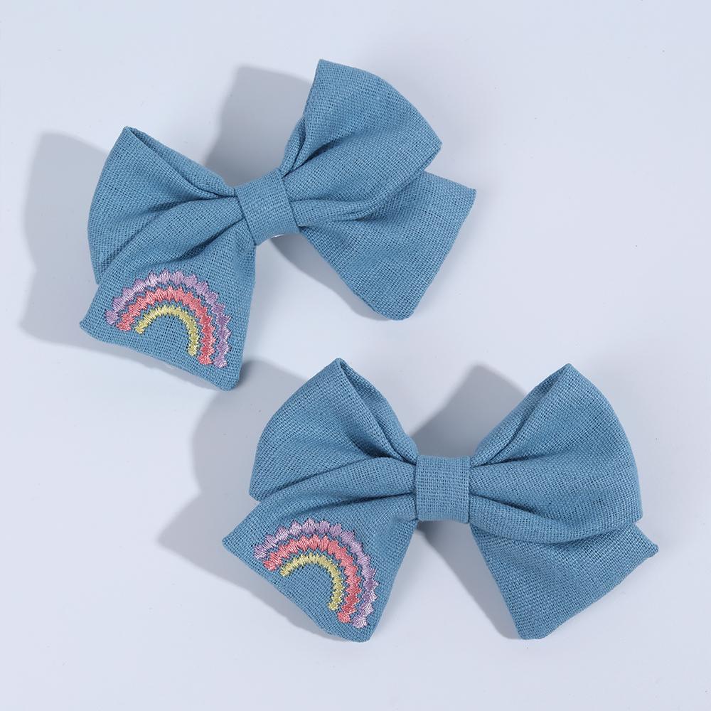 2 Stück Himmelblaue Haarnadeln mit gestickter Regenbogen-Schleife Handgefertigte Klemmen Mädchen Haarspangen Kinder Schule Party Accessoires Kopfschmuck