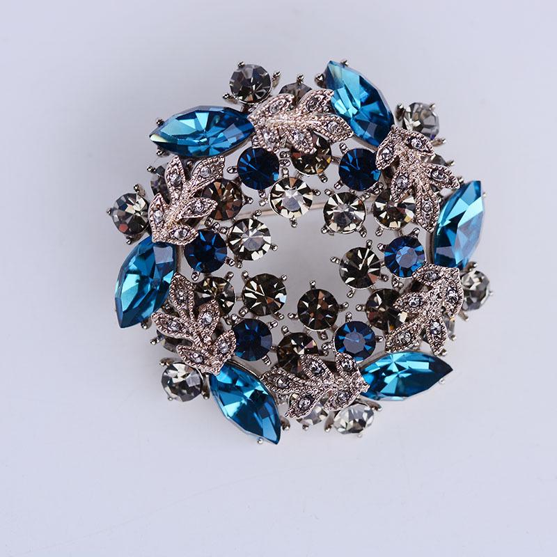 Elegant Retro Baroque Mini Wreath Brooch - Fashionable, Creative, and Cute Accessory for Clothing.