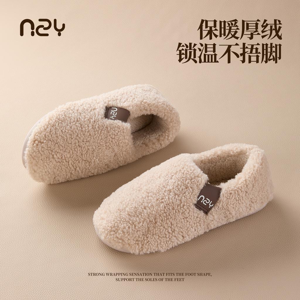 New cotton shoes are non-slip and warm indoors, piled and thickened, silent, and wear fluffy cotton shoes outside.