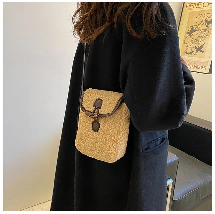 

Lambswool Phe-bag Women Faux Fur Bags Tender Sweet Lovely Cross Body Teenagers Female Portable Horn Butt Plush Square Cozy темного кольору хакі