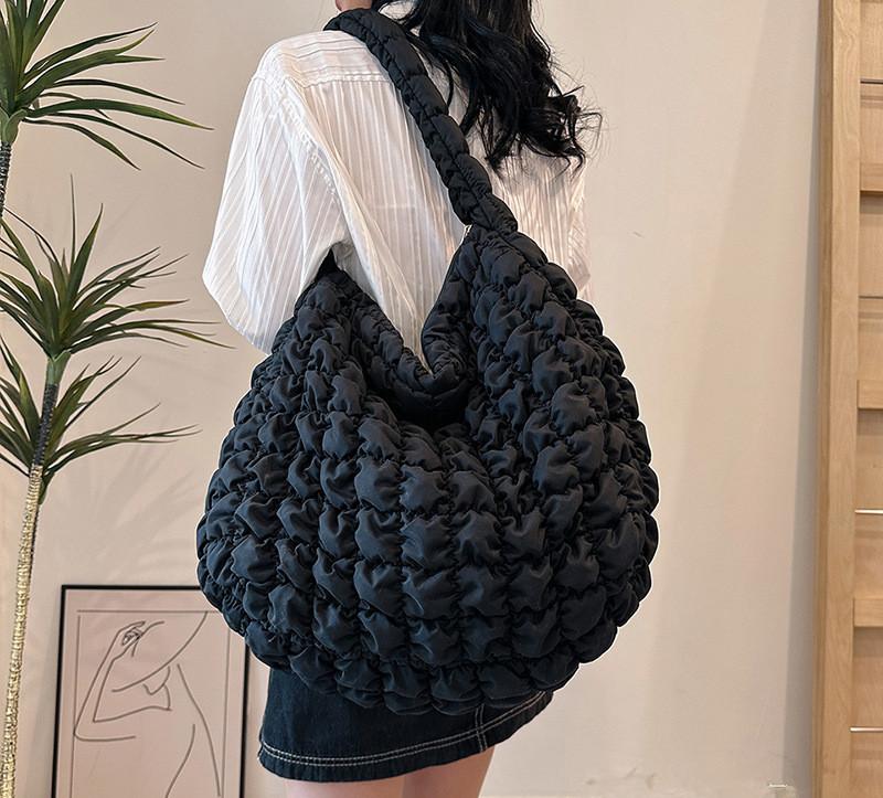 

2025 Нишевый дизайн Плиссированная сумка-облако для женщин Большая вместимость Наплечная сумка через плечо Нейлоновая сумка-тоут Женские сумки 47-38-21CM чёрный