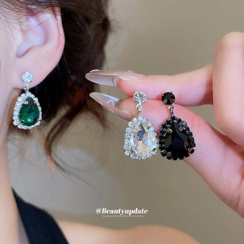 Set di orecchini a pendente a goccia con diamanti Meier e collana - collezione di gioielli di lusso e di alta gamma