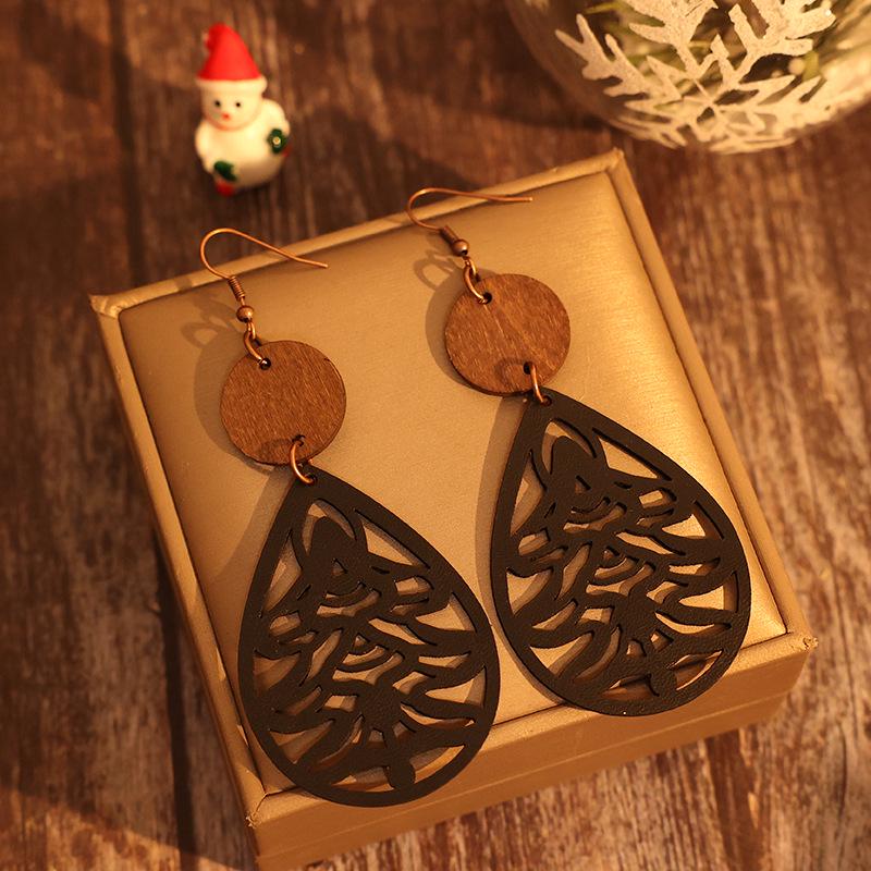 Retro Tropfenförmige Weihnachtsbaum Lederohrringe mit Holzchip-Akzenten