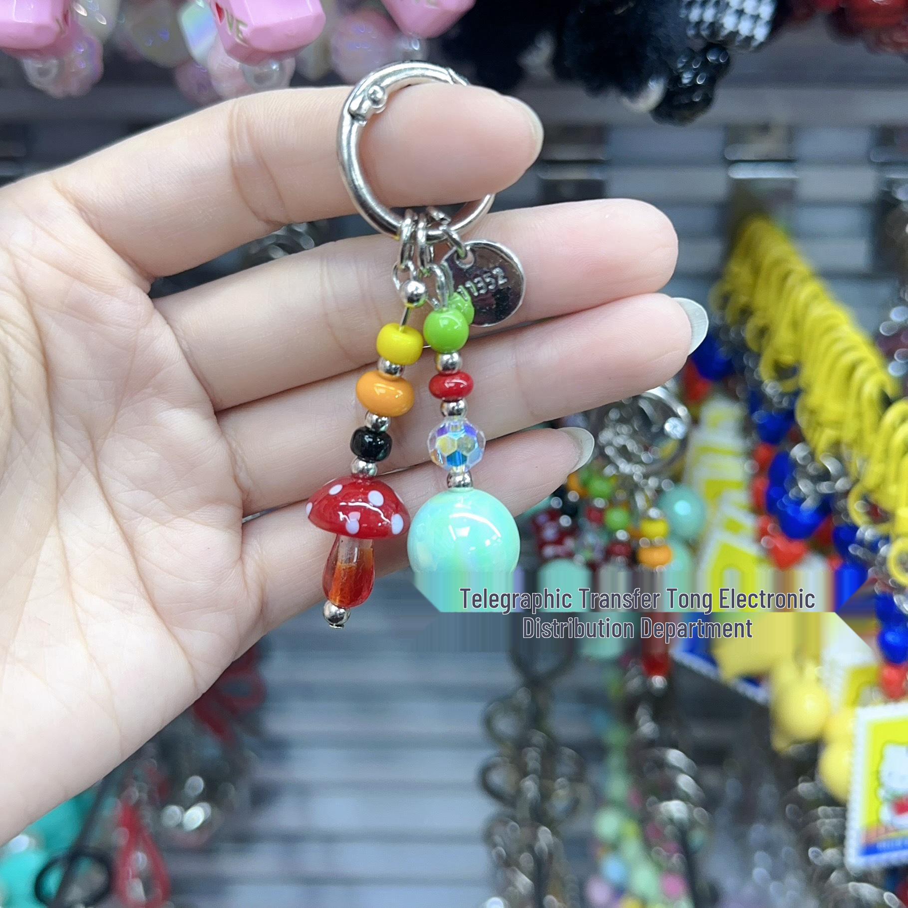 

Кольоровий шнурок-лан ярд для телефону та сумки зі стиглими полуницями та грибами - Модний жіночий стиль