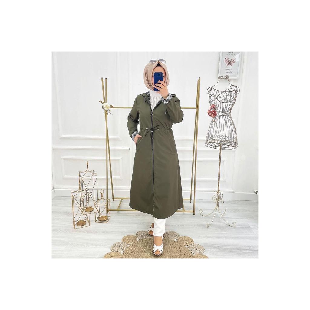 Czarny, wodoodporny damski trencz w paski