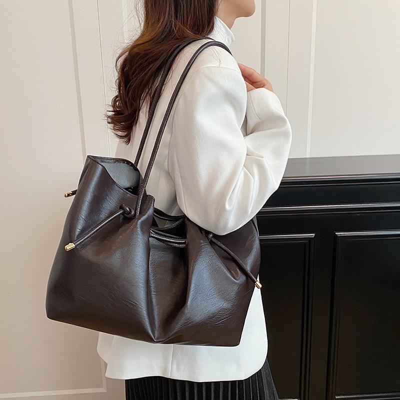 Casual Retro Portable Tote Bag Trendy Commuter Winter New Maillard Large Capacity Shoulder Bag