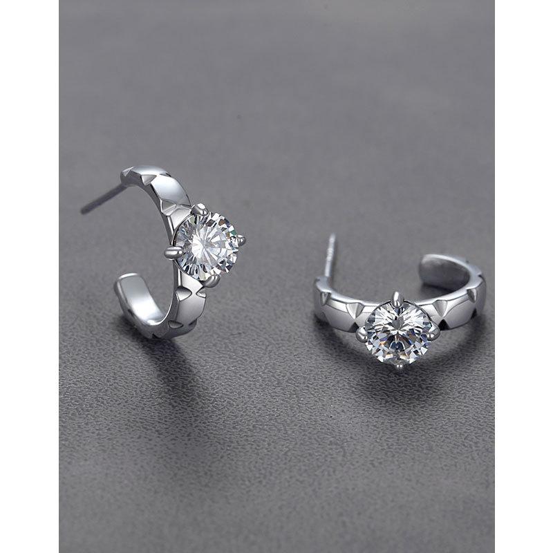 Retro Four-claw Zircon Earrings Are New Simple Personalized Design Ins Cold Wind Earrings for Men and Women.