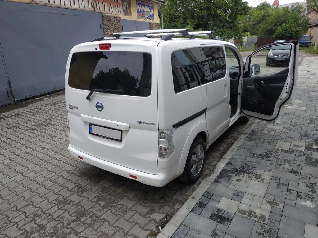 Relings CHROM 143 cm, Kunststofffüße für Nissan NV200 2009- ff.
