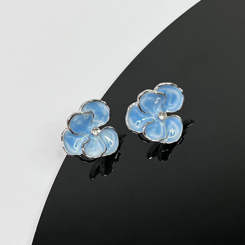Pearl Mosquito Coil Disc Ear Clips: No-Pierce, Elegant French-Style Earrings for Women