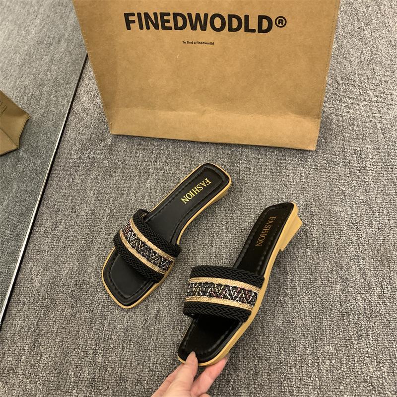 

Xiaoxiangfeng cool slippers for women to wear in the spring of 2025, the new models show feet, small soft soles, square head, seaside vacation beach 40 чёрный