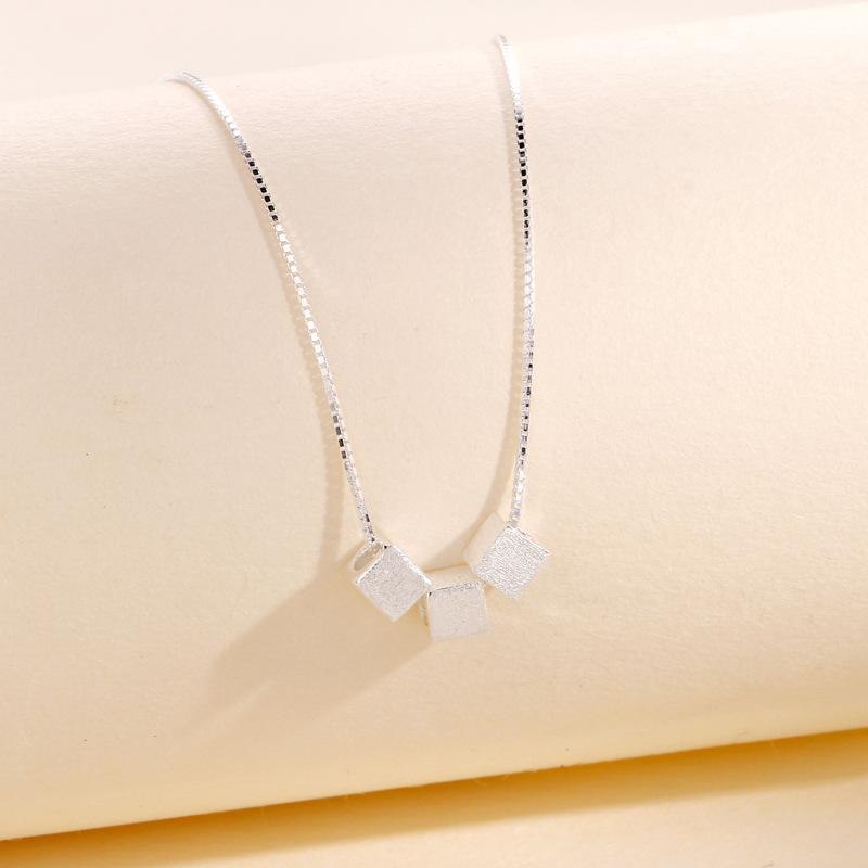 Collier carré brossé pour femmes, niche exquise, géométrique, polyvalent, collier de style froid ins