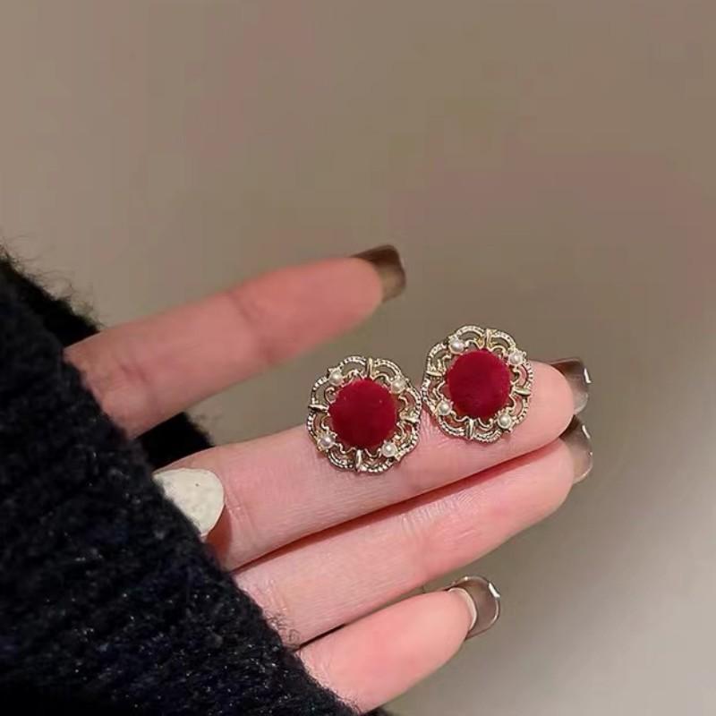 French elegance, high-end pearl super fairy stud earrings, personalized design, niche temperament, versatile and sweet earrings.