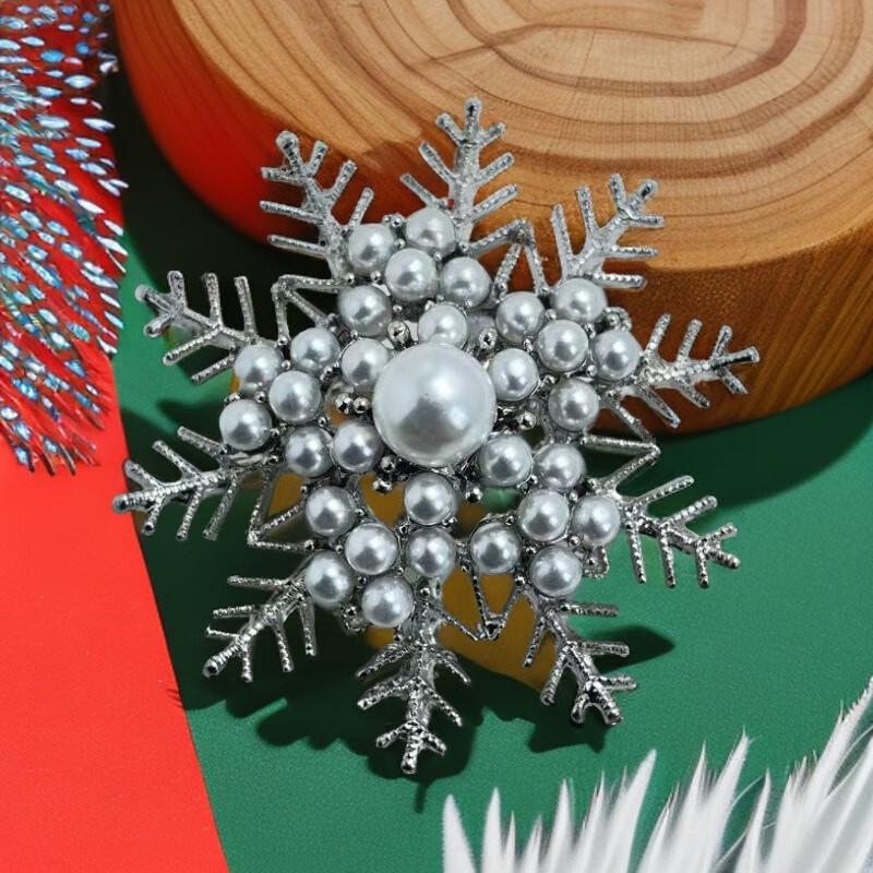 Брошь-снежинка из рождественской серии Fumaiide