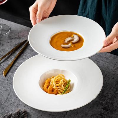 Bílý keramický talíř ve tvaru slaměného klobouku: Západní restaurace, Talíř s krémovou polévkou a mořským salátem, Čínské speciální nádobí
