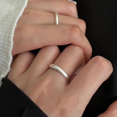 Anelli di Coppia Regolabili in Stile Liscio e Semplice per Uomo e Donna - Design Esclusivo di Alta Gamma