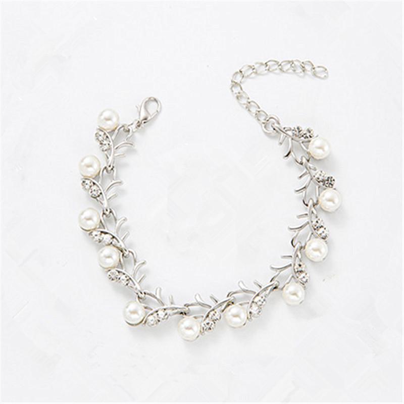 Elegant European & American Pearl Bracelet: Delicate Gold Bangle for Women – Luxurious Bridal Accessory