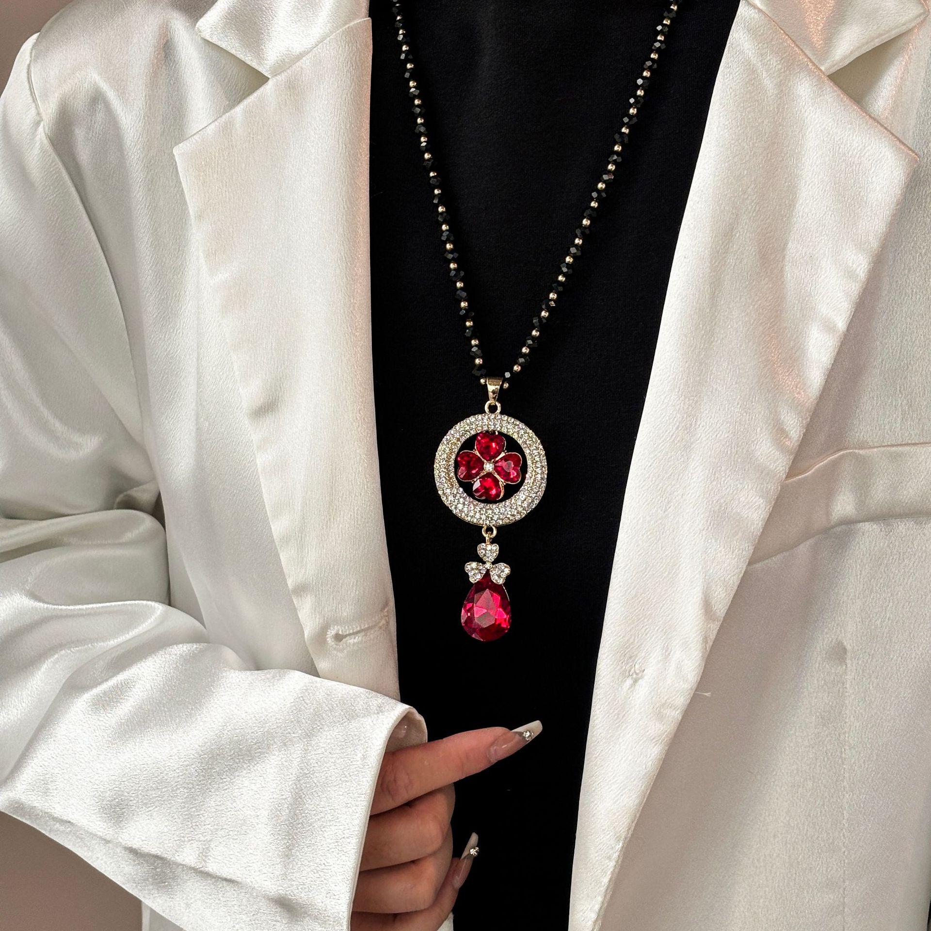 

Кришталева підвіска, намисто-светр - Модний та атмосферний дизайн