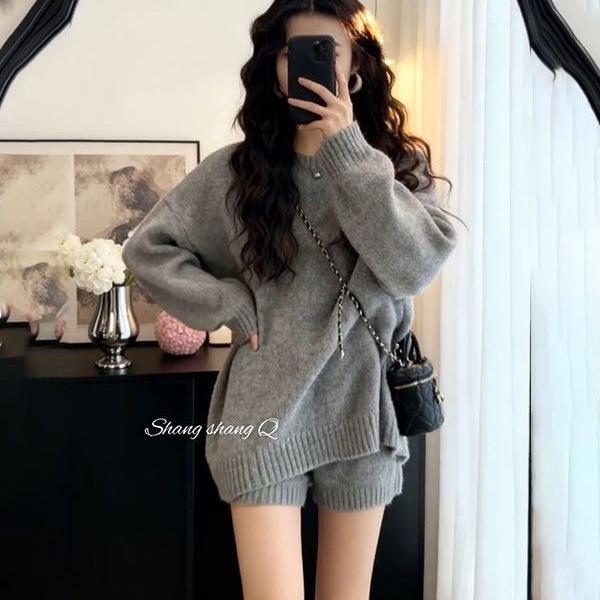 Grauer Freizeit-Pullover und Strick-Shorts-Set im koreanischen Stil für Damen