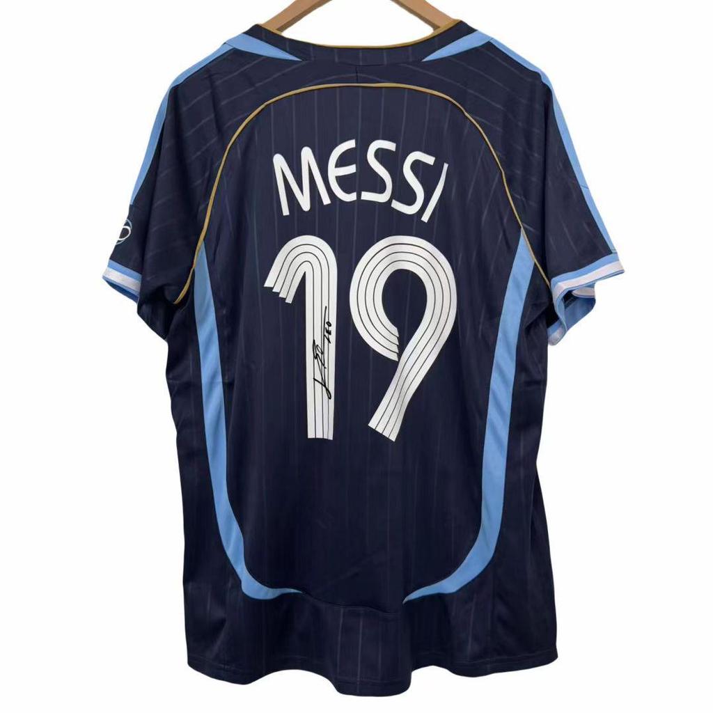 Podepsané retro fotbalové dresy: Real Madrid, Barcelona, Argentina, Portugalsko, Arsenal, Chelsea, Inter Milán, Manchester City Edice.