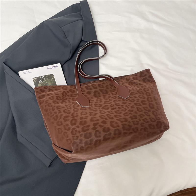 

Leopard print bag women s large-capacity new seasonal versatile shoulder bag casual commuter tote bag