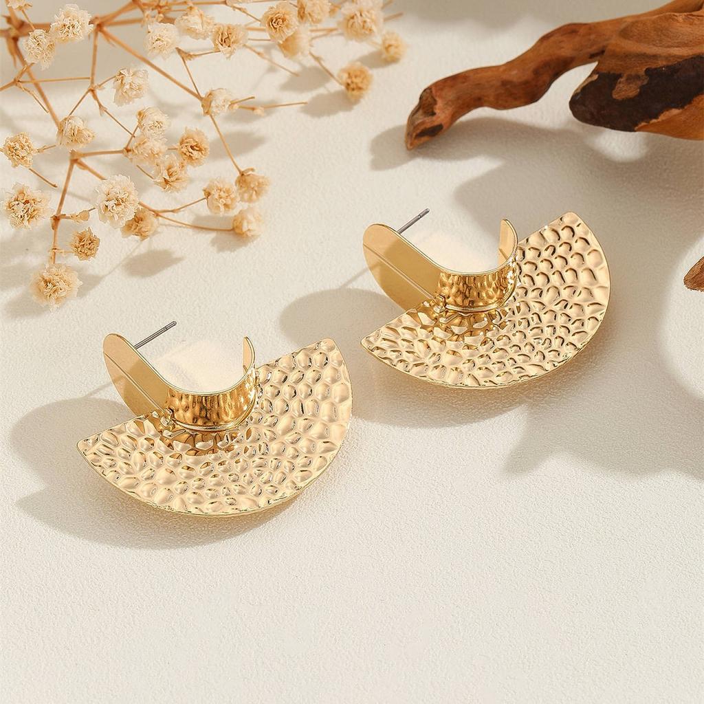 New European and American retro gold beating pattern earrings women's niche design high-end French stud earrings