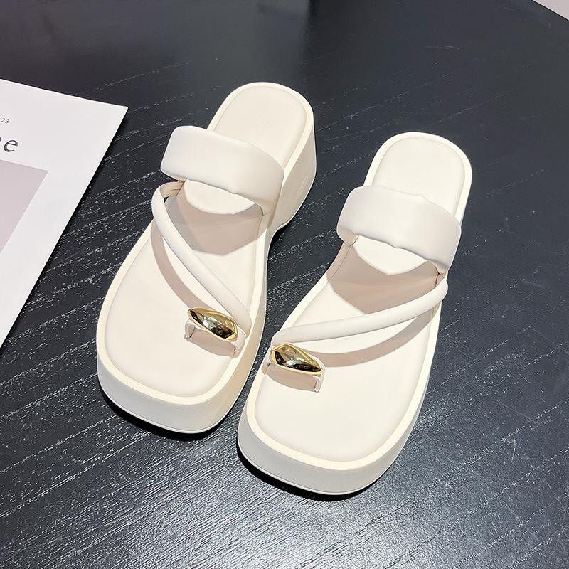 

Крутые шлепанцы на толстой подошве женские 2025 лето новые модели с юбками пляжные с закрытым носком сандалии женские модные шлепанцы-однохарактерки женские 40