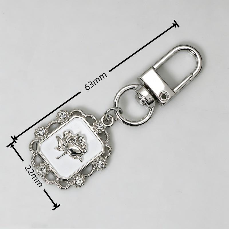Handmade Retro Flower Heart Keychain Charm - Metal Bag Pendant Decoration. белый цветок
