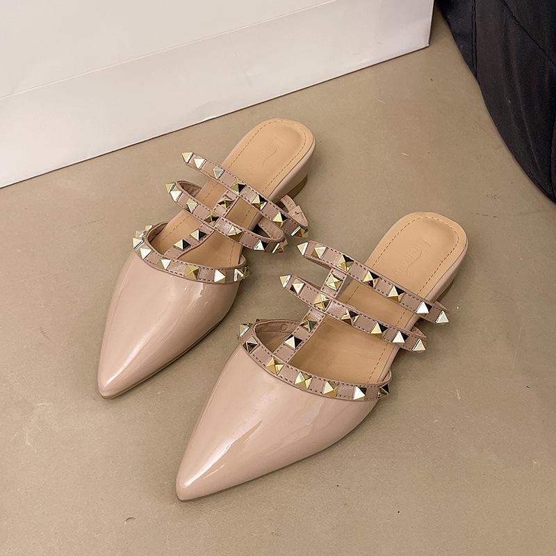 

Крутые шлепанцы женские летние новые заклепки крутые шлепанцы женские толстые каблуки острый носок лакированная кожа сумка голова полушлепанцы 40